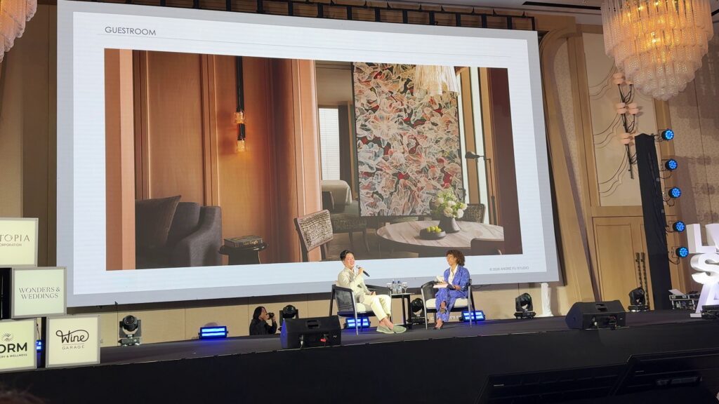 設計師 André Fu 於 Travel + Leisure Luxury Summit Asia 2026 分享 Capella Taipei；舞台畫面中的客房陳列 Wilson Lin 原作《Splendeur》。Dusit Thani Bangkok, 2026.